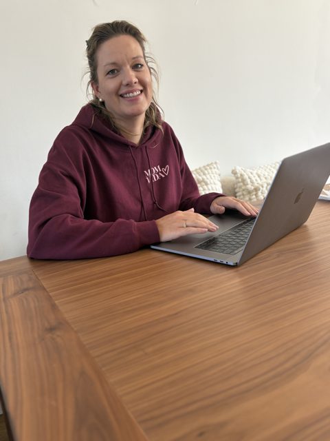 Serena achter haar laptop, aan het werk voor MOM VIDA